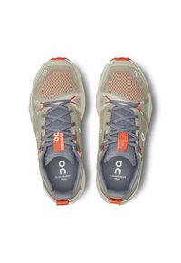 Zapatillas de trail running gris claro con acentos rojos, parte superior de malla transpirable, plantillas acolchadas y suela de goma para tracción.