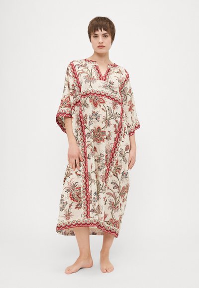 Kaftán de tela crema con estampado floral, con ribetes rojos e intrincados, que presenta un escote en V y mangas anchas, con un diseño de longitud hasta el suelo.