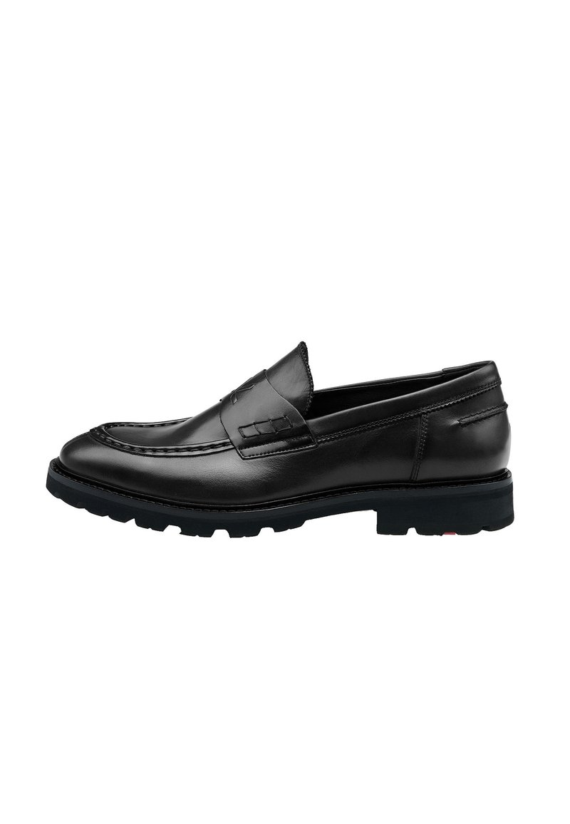 Zwarte leren instappers met een gladde bovenkant, decoratieve stiksels en een platte rubberen zool. De schoen heeft een klassiek moccasinontwerp.