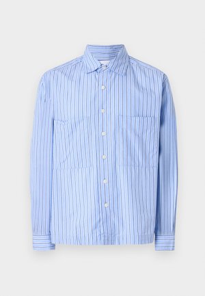 Camisa de rayas azul claro con mangas largas, dos bolsillos delanteros, cierre de botones y rayas finas en contraste. Fabricada en una mezcla de algodón.