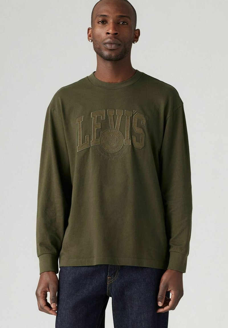 Zielona bawełniana koszulka z długim rękawem z wytłoczonym logotypem "Levi's" oraz okrągłym emblematem, luźny krój, okrągły dekolt i ściśnięte mankiety.