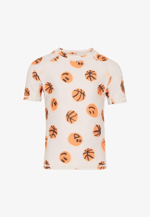 Beżowa koszula z krótkim rękawem z nadrukiem w pomarańczowe koszykówki i uśmiechnięte buźki na całej powierzchni, z okrągłym dekoltem i widocznymi przeszyciami na szwach.