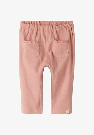 Roze babybroekje met elastische tailleband, twee voorzakken afgewerkt met kant en een klein stoffen labeltje bij de zoom.