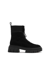 Botines de ante negro con parte superior tipo calcetín acanalada, punta redonda y suela de goma gruesa con un patrón de tracción y una lengüeta.