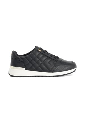 Zwarte leren doorgestikte sneaker met witte zool, zwarte veters en een zilveren accent op de hiel, gezien vanaf de buitenkant.