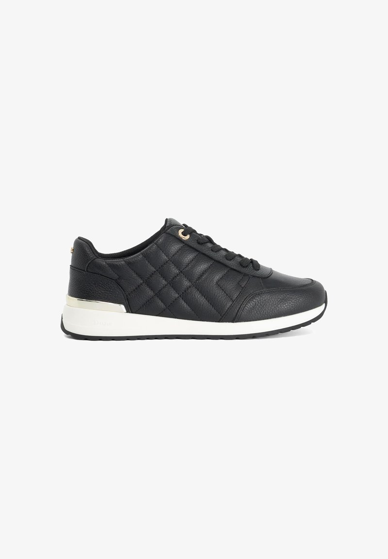 Baskets en cuir noir matelassé avec semelle blanche, lacets noirs et un accent argenté sur le talon, vues de l'extérieur.