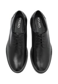 Czarne skórzane buty wizytowe o gładkim wykończeniu, zawiązywane, z okrągłym noskiem i teksturowaną gumową podeszwą. Logo widoczne na wkładce.