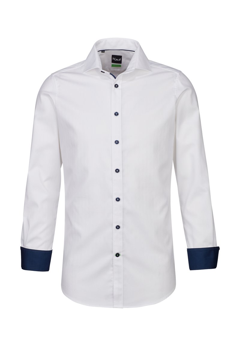 Camicia bianca con bottoni, maniche lunghe, caratterizzata da polsini e bottoni blu scuro. Il tessuto ha una texture liscia e un design del colletto classico.