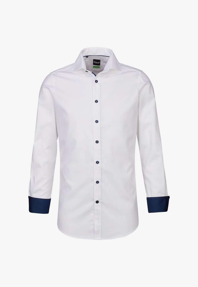 Camicia bianca con bottoni, maniche lunghe, caratterizzata da polsini e bottoni blu scuro. Il tessuto ha una texture liscia e un design del colletto classico.