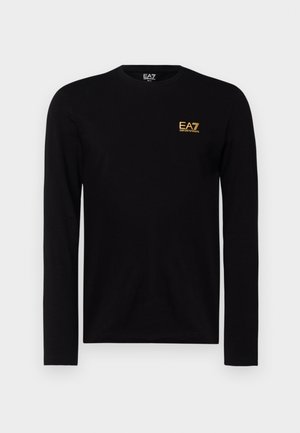 Sort langærmet T-shirt lavet af bomuld, med et guld EA7-logo på venstre bryst. Crew neck-design med tætsiddende ærmer.