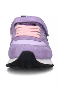 Scarpa sportiva viola con materiali in suede e mesh, lacci rosa, cinturino regolabile e suola intermedia bianca. Suola nera texturizzata visibile.