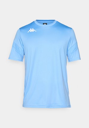 Camiseta deportiva de manga corta azul claro con un logo blanco de Kappa en el pecho derecho, presentada sobre un fondo blanco liso.