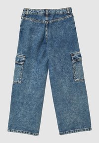 Pantalon cargo en denim bleu avec une coupe ample, doté de deux grandes poches latérales et d'une texture unie. Ourlet non fini, fermeture à bouton et fermeture éclair.