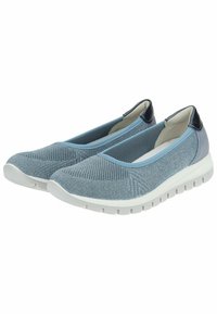 Niebieskie siatkowe buty wsuwane z teksturowanym wzorem, biała gumowa podeszwa i ciemnoniebieskie akcenty na pięcie i bokach. Okrągły kształt palców.