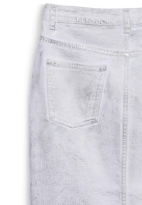 Weißer Jeansrock mit metallischem Glanz, ausgestattet mit einer aufgesetzten Tasche auf der Rückseite, strukturiertem Stoff und sichtbaren Nähten entlang der Nähte.