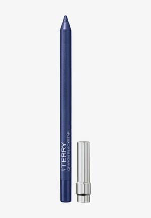 Blauer Lidschattenstift mit metallischem Finish und spitzem Ende. Mit silberner Kappe. Das Etikett zeigt weißen Text auf blauem Hintergrund.