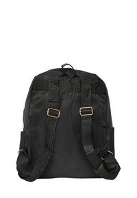 Zaino nero con spalline imbottite, dettagli in hardware dorato, tasche laterali e una finitura in tessuto liscia e resistente. Parte superiore arrotondata con manico superiore.