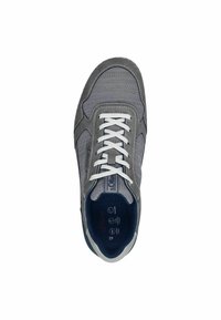 Baskets de sport grises en matériaux mesh et suède, avec des lacets blancs, un intérieur rembourré, présentant un profil bas et un design à bout rond.