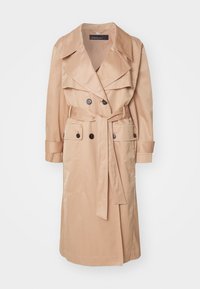 Beige trenchcoat van gladde stof, met dubbele knopen, brede revers, een ceintuur in de taille en twee voorzakken.