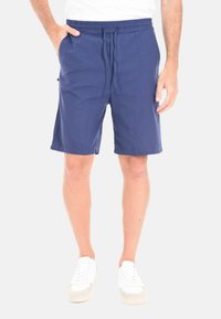 Shorts blu navy realizzati in tessuto misto cotone, con vita elasticizzata, chiusura con cordoncino e tasche laterali.
