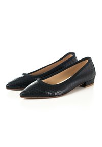 Scarpe nere piatte con punta affusolata, caratterizzate da un motivo a nido d'ape testurizzato, un tacco basso e una fodera interna liscia.
