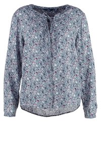 Blouse à manches longues à motifs floraux en bleu avec des motifs roses et blancs ; présente un col rond avec une fermeture par lien et un ourlet incurvé.