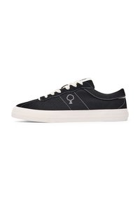 Schwarze Leinensneaker mit weißen Schnürsenkeln und einer weißen Gummisohle. Verfügt über ein kleines Baumlogo und kontrastierende Nähte im Obermaterial.