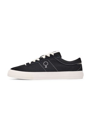 Schwarze Leinensneaker mit weißen Schnürsenkeln und einer weißen Gummisohle. Verfügt über ein kleines Baumlogo und kontrastierende Nähte im Obermaterial.