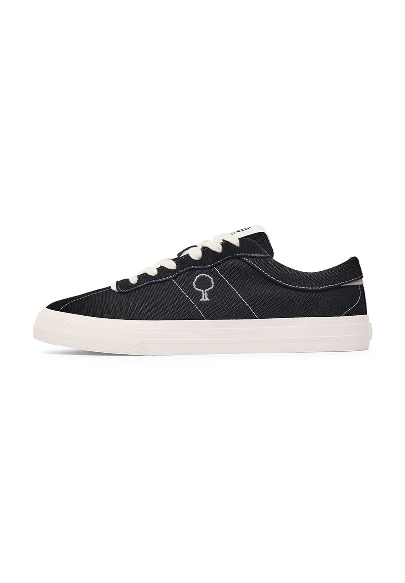 Schwarze Leinensneaker mit weißen Schnürsenkeln und einer weißen Gummisohle. Verfügt über ein kleines Baumlogo und kontrastierende Nähte im Obermaterial.