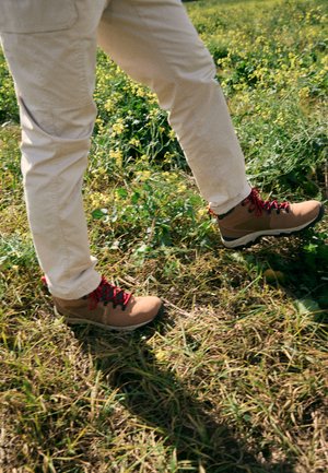 NEWTON RIDGE™ PLUS II SUEDE WP - Chaussures de marche - elk/mountain red