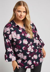 Camicia a bottoni floreale navy, con fiori rosa e bordeaux. Maniche lunghe con design arricciato. Tessuto morbido e liscio con una vestibilità casual.