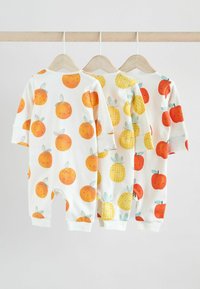 Tre babynestingar hängande på trägalgar. Mönstren visar orange- och ananastryck på vit bakgrund. Mjukt bomullsmaterial.