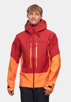 Męska wodoodporna kurtka w czerwono-pomarańczowym kolorze. Posiada kaptur, dwie kieszenie na suwak na piersi, regulowane mankiety oraz oddychający materiał.