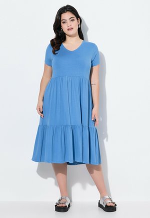 V-AUSSCHNITT VOLANTS - Jersey dress - matt blue