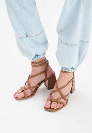 Sandalias de dedo - brown