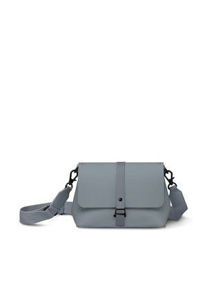 Grå crossbody-taske med justerbar rem og frontklap, der er sikret med en lodret rem og sort metalspænde.