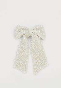 Pärlprydd rosett i off-white tyg med en texturerad yta. Innehåller flera storlekar av runda, glansiga pärlor i olika placeringar.