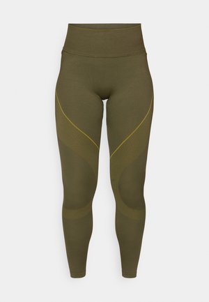 Olivenfarvede leggins med høj talje, der har teksturerede gule detaljer og elegante kurvemønstre langs siderne.