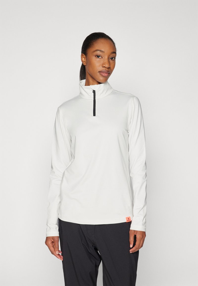 Μακρυμάνικο λευκό πουλόβερ με μισό φερμουάρ, ψεύτικο γιακά και μαύρες λεπτομέρειες; λείο ύφασμα με εφαρμοστή γραμμή; ετικέτα λογότυπου στο τελείωμα.