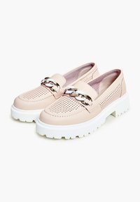 Růžové perforované kožené boty na slip-on s masivní bílou podrážkou a kovovým řetízkovým akcentem na svršku. Design s zaoblenou špičkou.