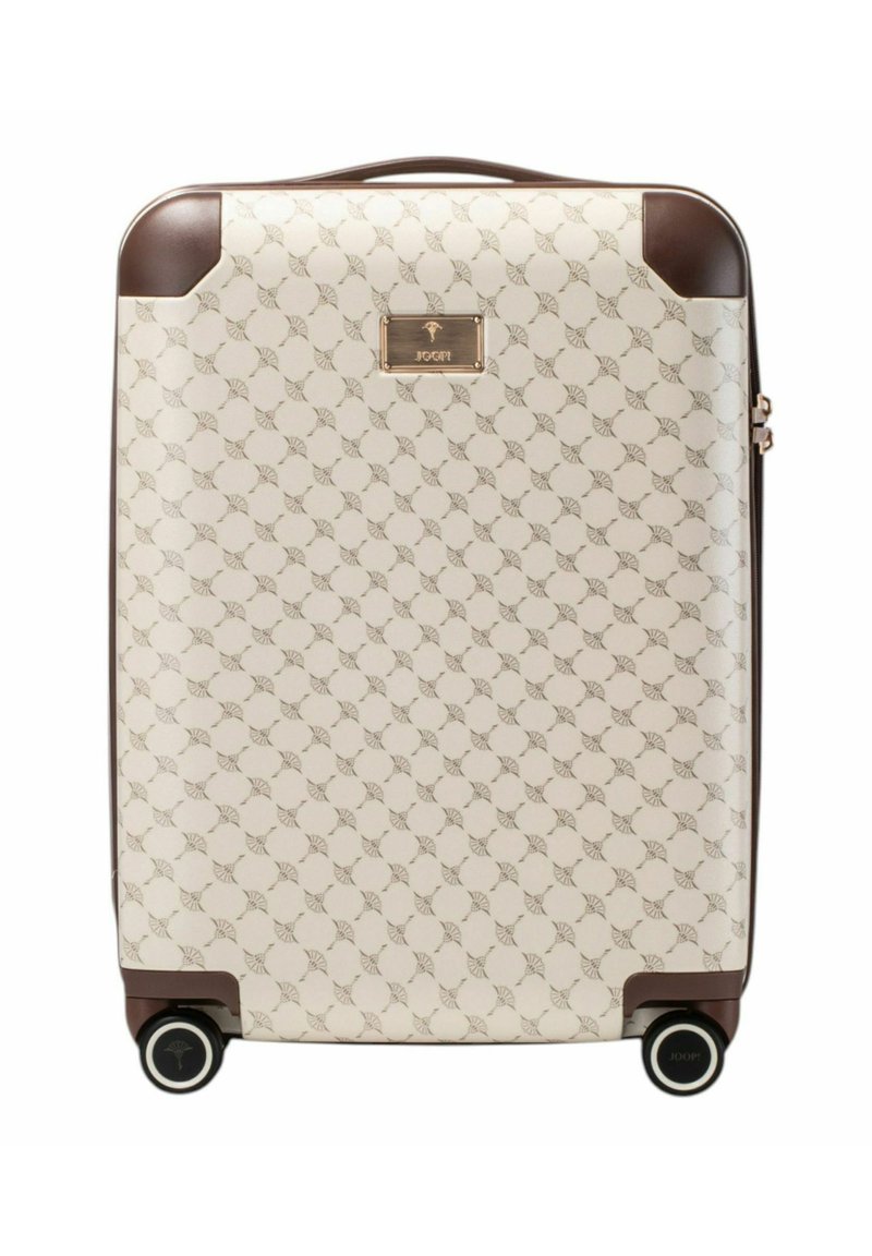 Walizka z twardą skorupą o kremowej, wzorzystej powierzchni, brązowych akcentach i podwójnymi kółkami. Posiada złotą tabliczkę z logo oraz fakturowane wykończenie.