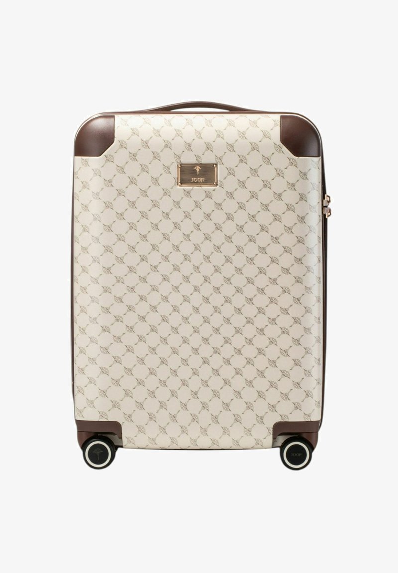 Walizka z twardą skorupą o kremowej, wzorzystej powierzchni, brązowych akcentach i podwójnymi kółkami. Posiada złotą tabliczkę z logo oraz fakturowane wykończenie.