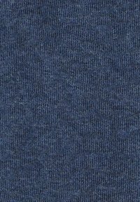 Granatowy materiał o drobnej, ryflowanej fakturze. Miękki, elastyczny materiał, wykazujący lekkie różnice w kolorze, co wskazuje na wzory tkane.