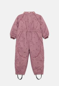 Mono acolchado rosa con un estampado floral, cintura elástica, puños acanalados y dos bolsillos. Presenta detalles de botones y correas para los pies para un ajuste seguro.