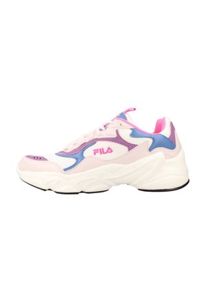 Zapatilla FILA de perfil bajo con suela blanca gruesa, paneles en rosa pastel, morado y azul, forro rosa y logo de la marca en el lateral.