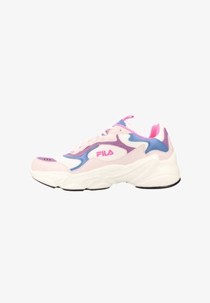 Zapatilla FILA de perfil bajo con suela blanca gruesa, paneles en rosa pastel, morado y azul, forro rosa y logo de la marca en el lateral.