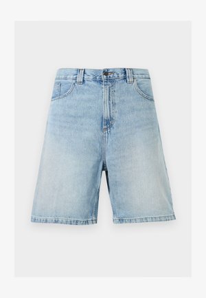 Ανοιχτό μπλε τζιν σορτς με μπροστινό κουμπί, φερμουάρ, θηλιές για ζώνη και μπροστινές τσέπες, παρουσιάζεται σε απλό φόντο.