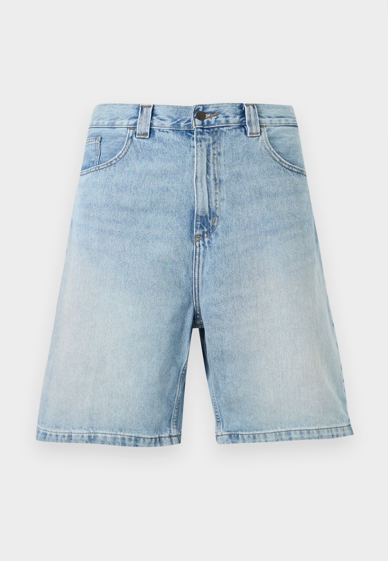 Short en jean bleu clair avec bouton à l'avant, fermeture éclair, passants de ceinture et poches avant, présenté sur un fond uni.