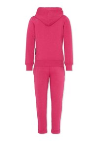 Różowy komplet bluza i spodnie, wykonany z miękkiej tkaniny. Posiada kaptur, ściągacze na rękawach i elastyczną talię. Prosty design bez wzorów.