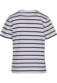 Balta medvilnė t-shirt su juodais horizontaliais raštais. Trumpomis rankovėmis, su apvaliu iškirpimu ir šoninėmis skeltelėmis patogiam judėjimui.